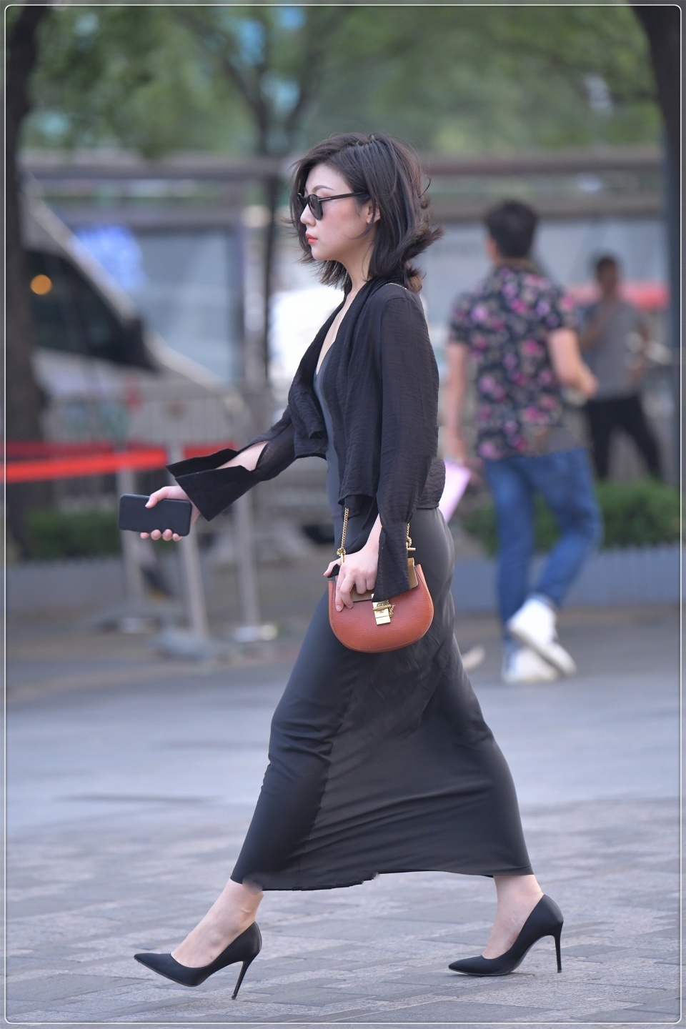 黑色真丝吊|美女街拍:这美女九分精明,八分气质,走在大街上实在太耀眼,一起吃个饭吧