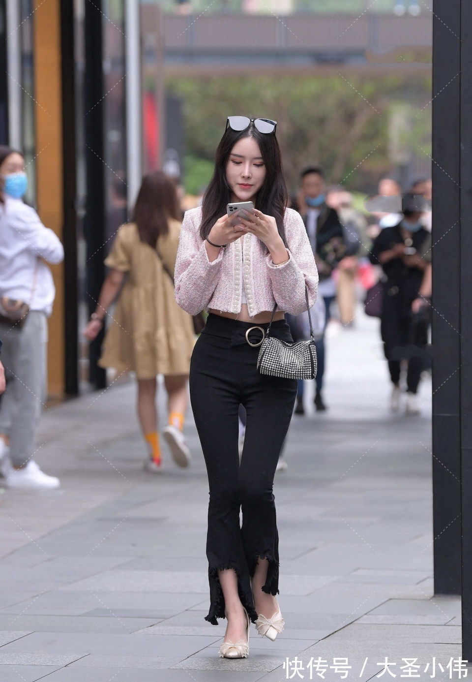 大街|美女街拍:在大街上,一眼就发现了这位姐姐,虽然不是最美丽,但最引人注目: