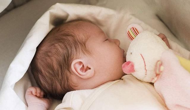 围栏|爸爸一觉醒来发现“娃丢了”,找了一圈,看到孩子后顿时感到后怕