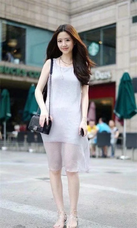 街拍:红黑姐妹花,身穿木耳长裙,展现高挑身段