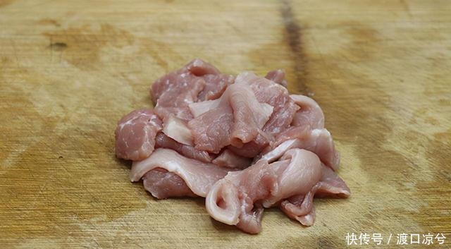 瘦肉新吃法,用擀面杖锤一下,鲜嫩爽滑不油腻,10块钱一大碗