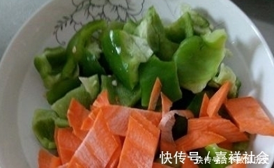 炒猪肝时,直接下锅是大错,多加一步,猪肝鲜嫩无腥味,特别香!