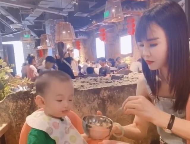 宝爸|最年轻姥姥走红,搭配时髦不耽误带外孙,年轻之心堪比伊能静