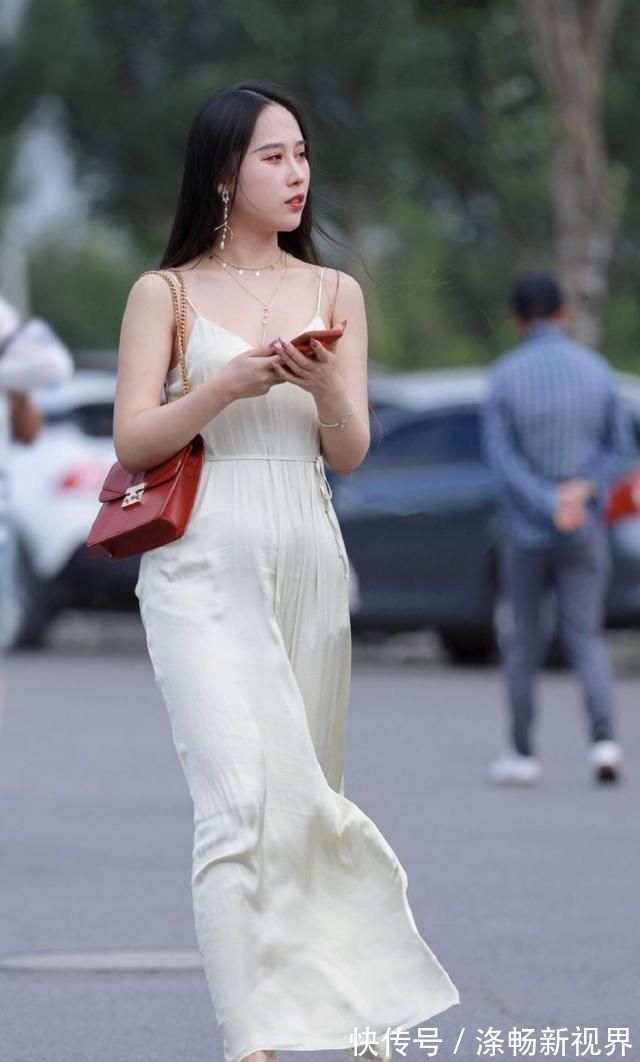 青春|戴着两条项链的街头美女,穿着吊带连衣裙展现出青春活力