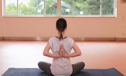 美背|她是明星的私人瑜伽教练,有17年的教龄,亲授4个美背瑜伽动作