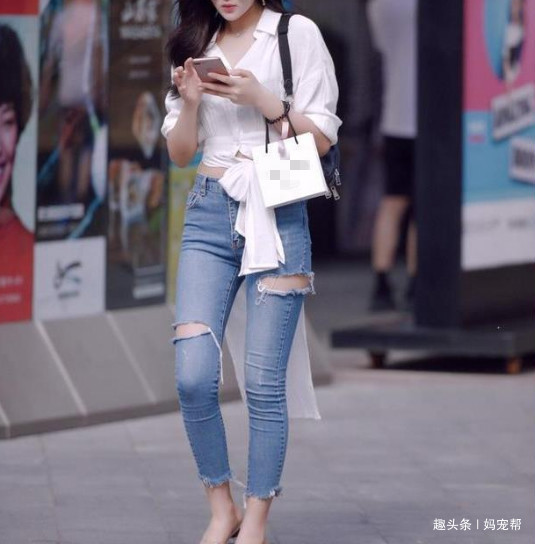 牛仔裤 大喇叭牛仔裤,搭配一字肩上衣,修身显瘦,增添几分慵懒风情
