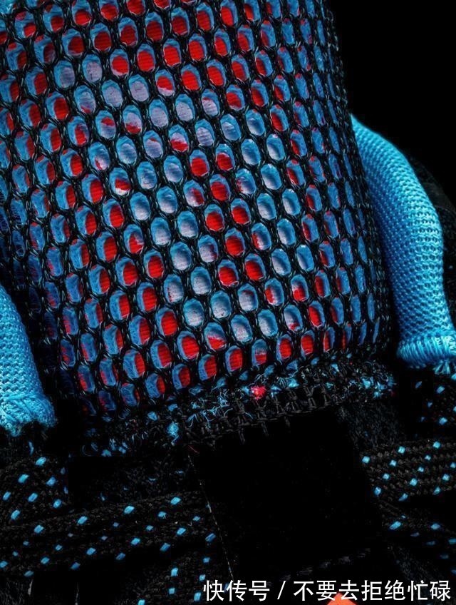 lightstrike 鸳鸯撞色+裸眼3D!上脚这双鞋,谁都忍不住多看两眼