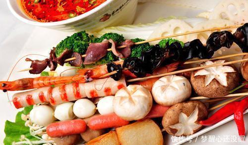 五年|大叔开串串店五年,酱料口味一月换四次,老顾客:四种口味都爱吃