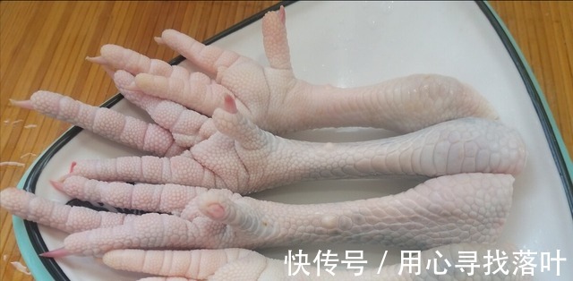 做虎皮鸡爪记住“1煮1泡”窍门，鸡爪快速起皱脱骨，皮酥肉嫩！