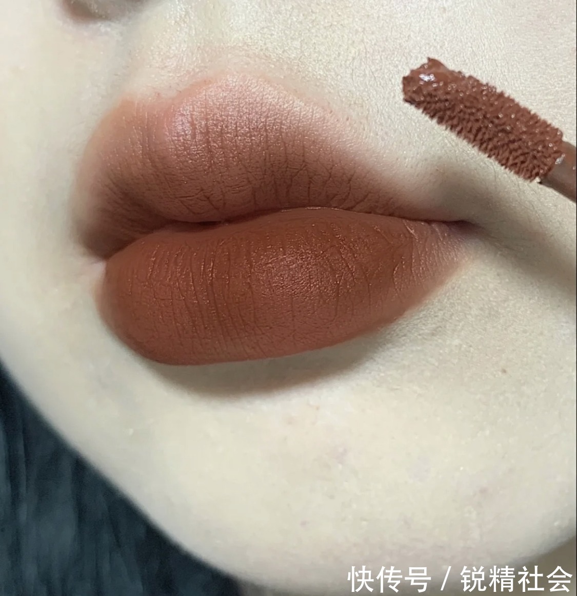 姐妹们 没想到,初秋最受欢迎的口红色号是奶棕色,黄皮涂也显白温柔