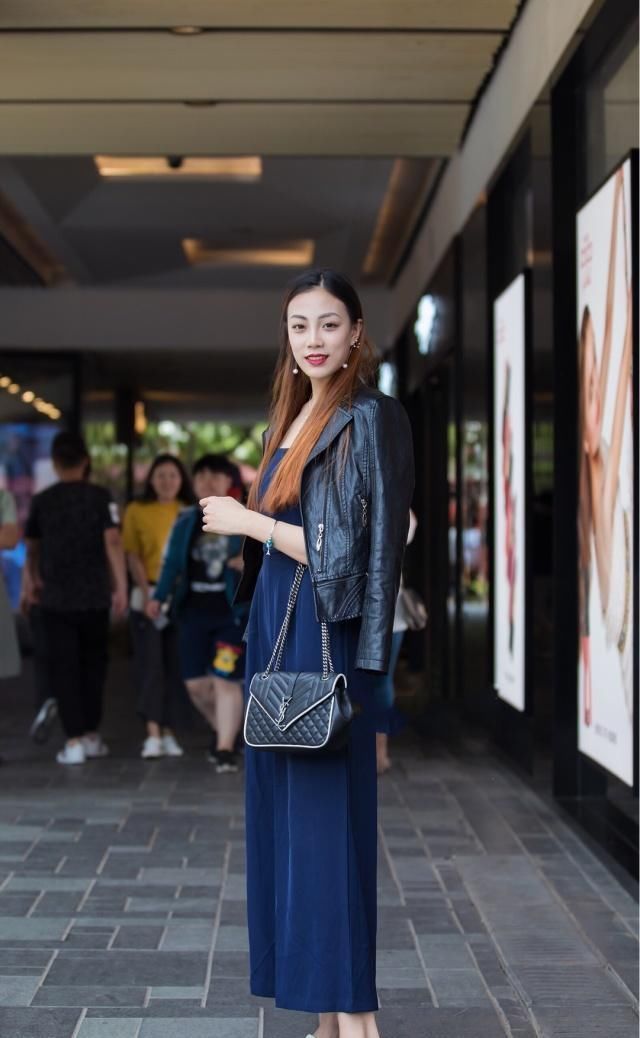 街拍运动型美女就是不一样,气质非凡,曲线迷人