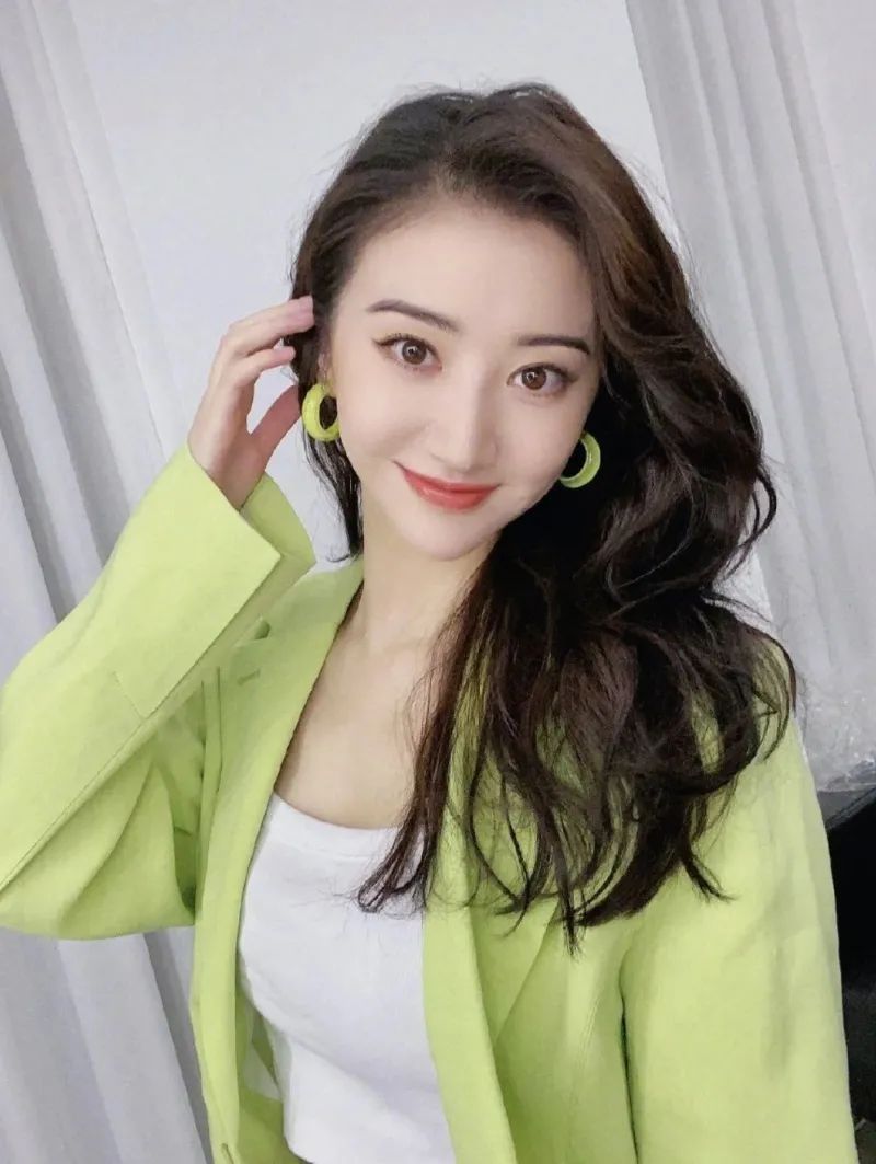 穿搭|绿色竟然这么好看！显白又减龄，必须来一件