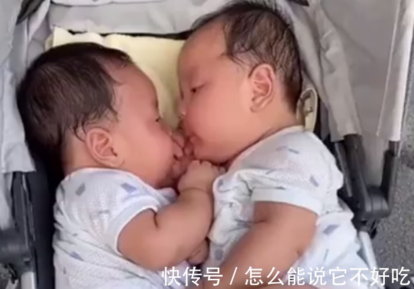 宝宝|双胞胎宝宝互相吃各自的小手火了,网友:口欲期爸妈可要重视起来