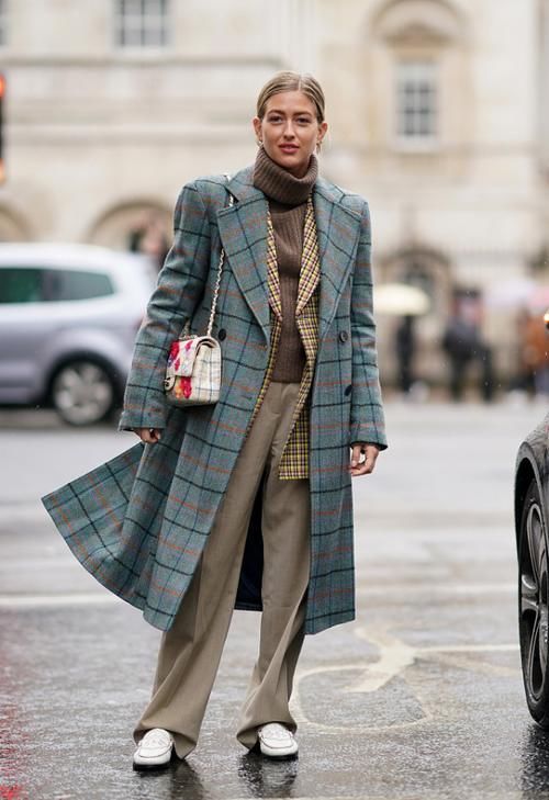 格纹大衣怎么穿才不老气？试试这四组搭配方案，打造出复古优雅感