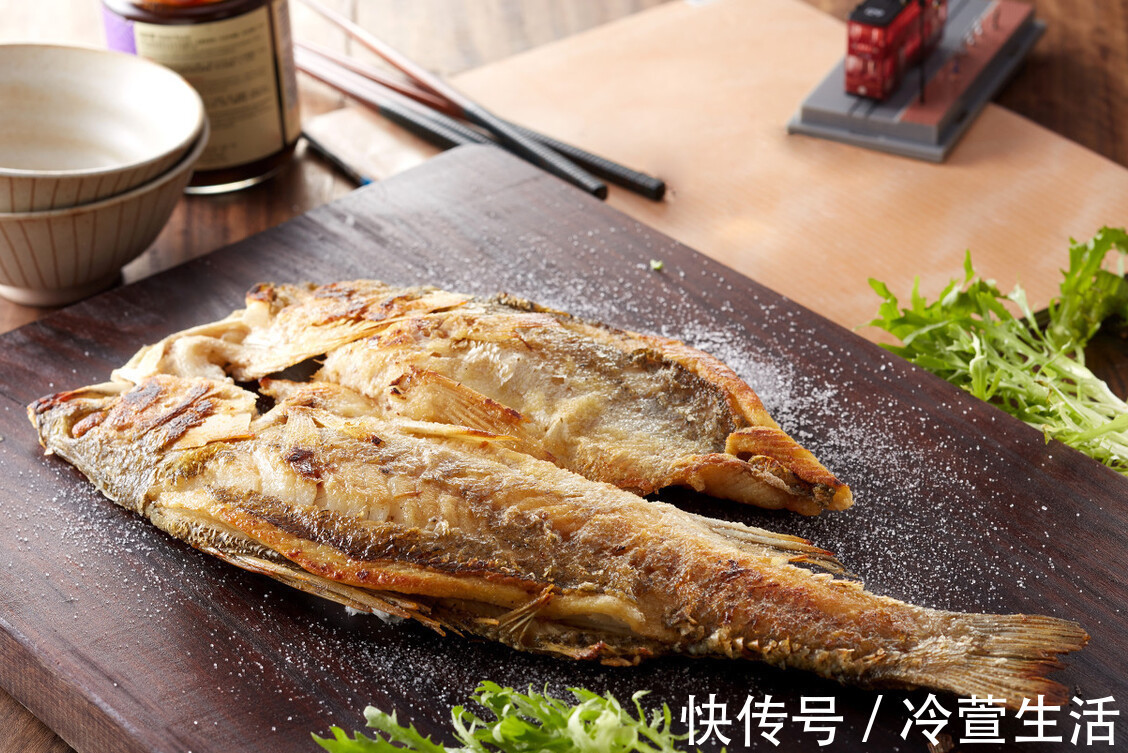 诀窍|煎鱼别再直接下油锅了,牢记3个诀窍,不粘锅不破皮更鲜美