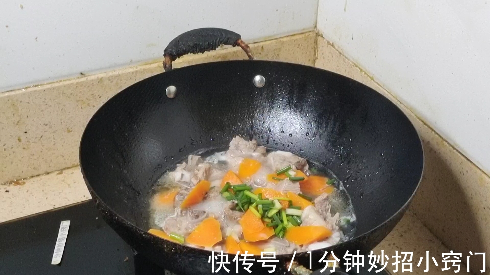 焯水|做排骨时，切记别直接焯水，教你一招，排骨鲜嫩不腥不柴