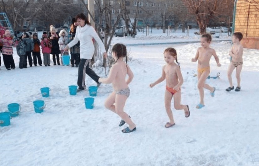 起跑线|教练将8个月婴儿直接扔下水,宝妈镇定拍摄中国的父母会这样吗