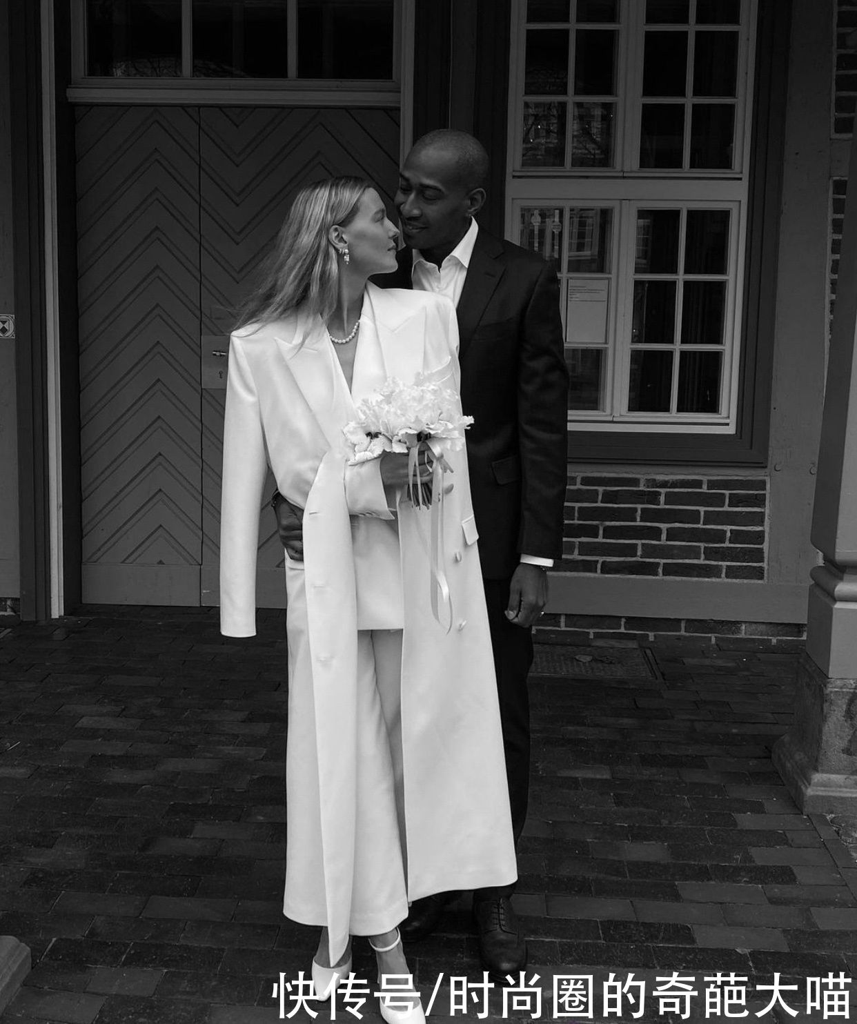 婚礼|繁琐的婚纱不再流行，吊带裙西装造型深受新娘喜爱，简单优雅