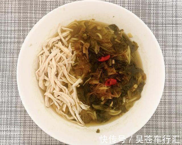 豆角|教你爽口解馋的酸菜鸡丝豆角面，营养好吃超美味，怎么都吃不腻
