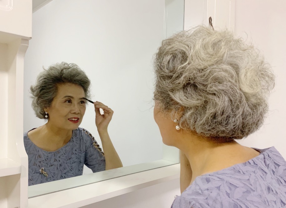 发型 女人如果还没到60岁,这3款“大妈发型”尽量别留,会显老很多