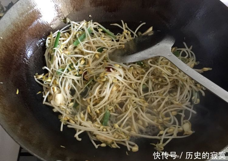 女性要多食“此菜”，2块钱一大盘，肠道通畅了