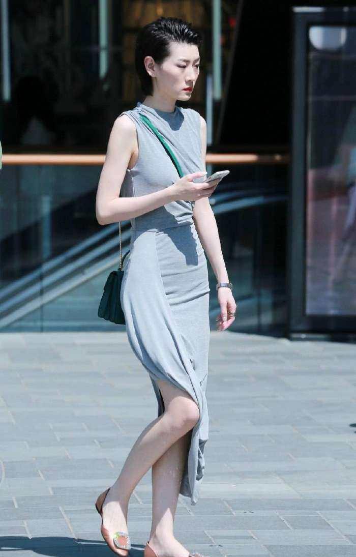 姑娘的穿搭追赶时尚,用阔腿裤和短裤展示自己