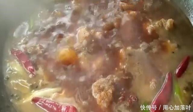 红烧排骨家常做法,色泽红亮诱人胃口,鲜香入味非常好吃又下饭