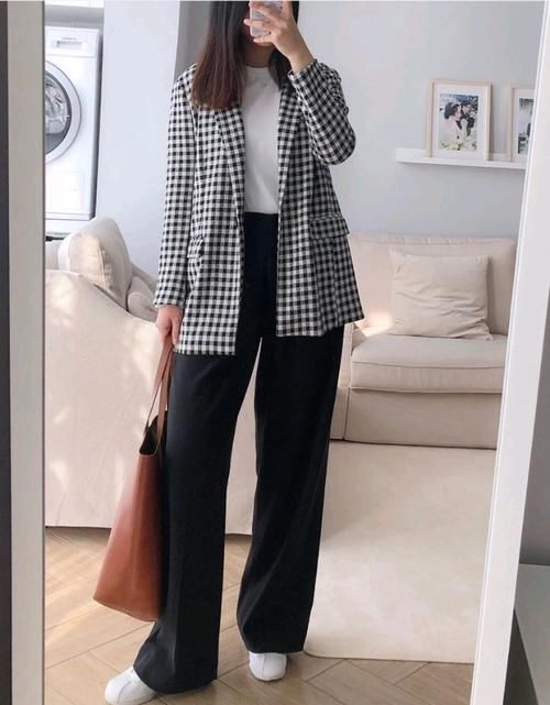 微胖女生变瘦变美，选择一松一紧的穿法就够了，搭配简单却有味道