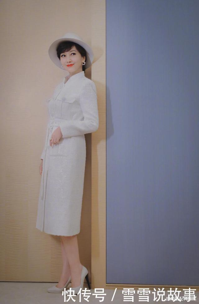 50岁女人穿衣不显老!记住这3点最关键,时髦气质更显年轻!