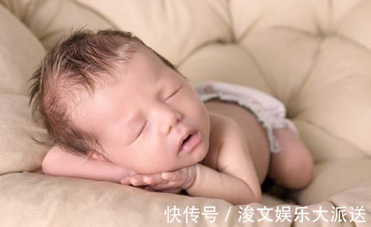 补充水分|宝宝睡觉满头大汗,是热的还是缺钙父母不要忽视出汗几大原因