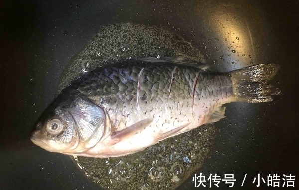 童子鲫|教你鲫鱼汤的正确做法，汤汁又白又鲜，逢年过节做着吃准没错！