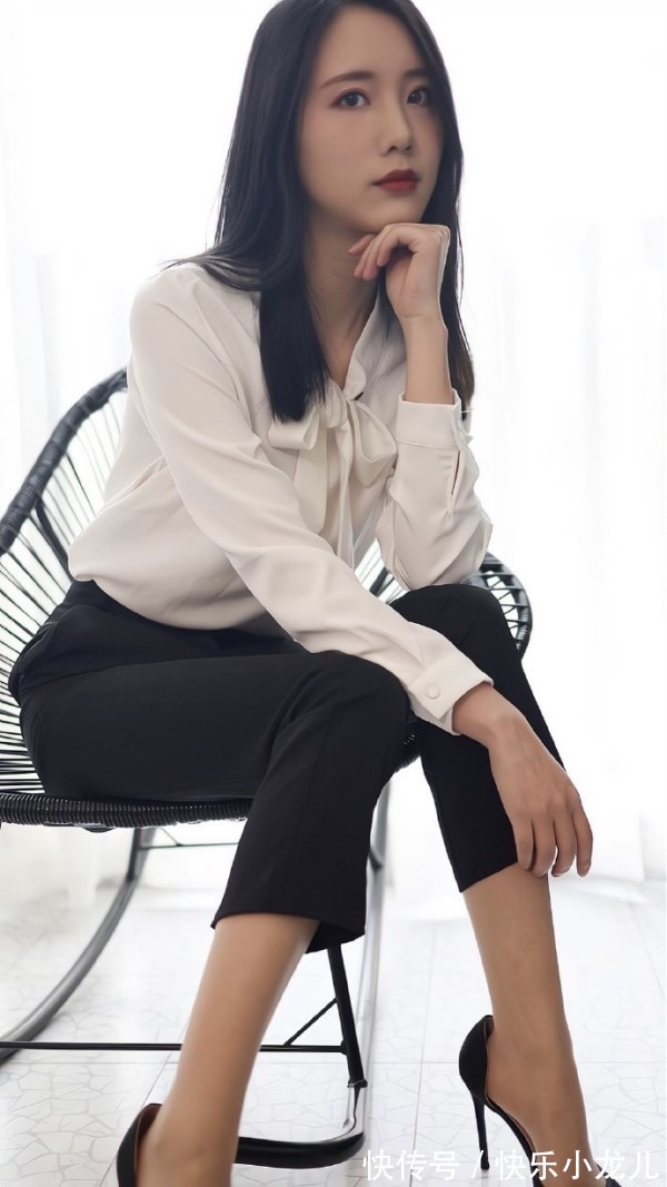 紧身裤 白色衬衫搭配黑色紧身裤职业装突显优雅气质,好美哦