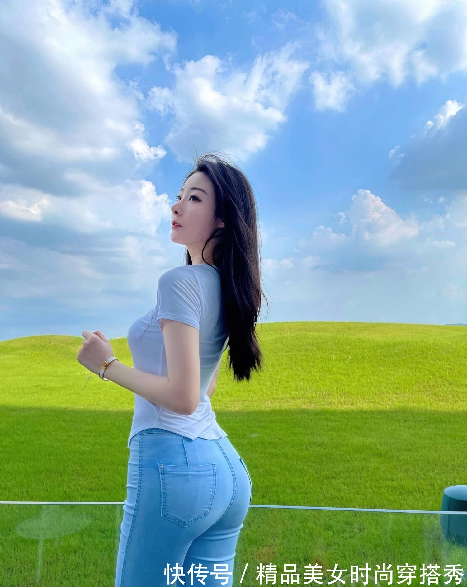 干净利落 水洗白的牛仔裤干净利落，修身的款式更加的显身材，尽显优雅气质