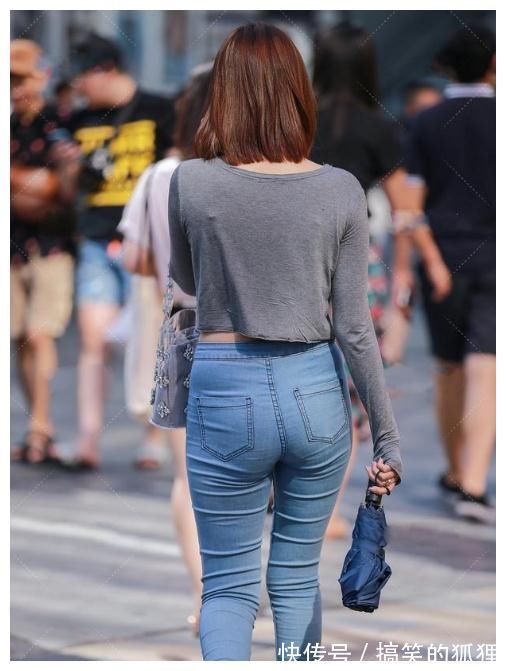 穿搭 灰色露脐上衣搭配紧身牛仔裤,简单的穿搭,带有随性的潇洒