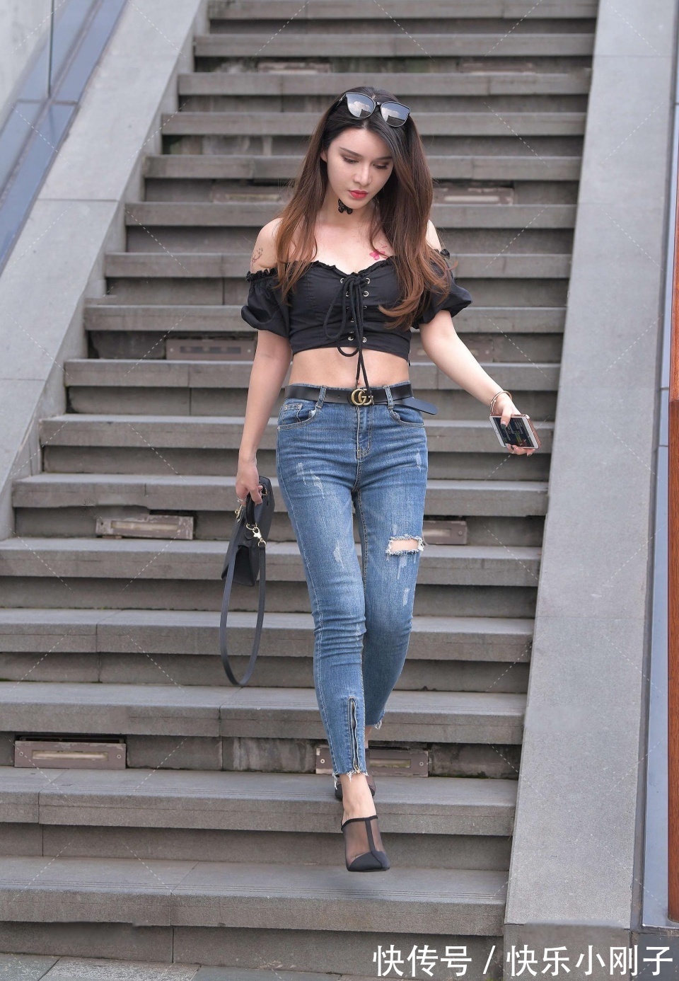 大街|美丽的女人就像淡淡的牡丹花,一人走在大街上,散发着独特的味道