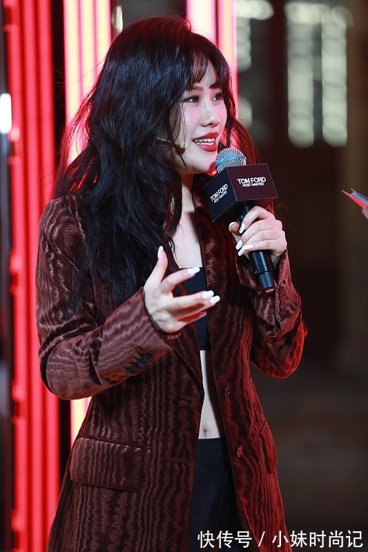 成熟|30+的袁娅维脸部好显“富态”,不过身材挺好,大女人风穿搭真赞