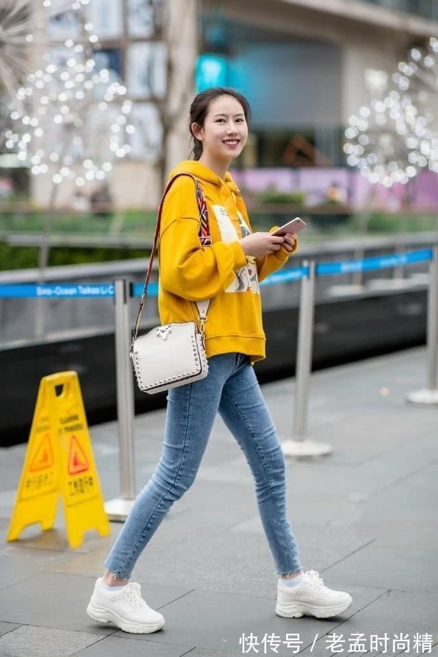 卫衣|街拍:美女卫衣搭配小脚牛仔裤,显得十分干净利落,又非常的减龄