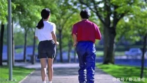 泡脚|“日行万步”是养生还是伤膝盖？亲身试验20年，答案一文揭晓