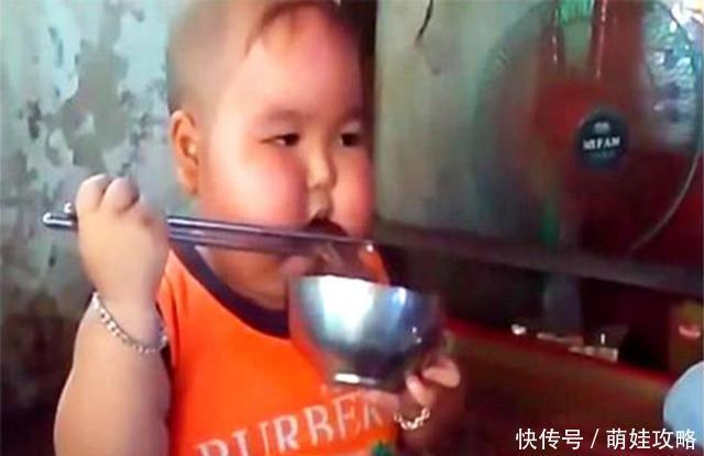 养到|奶奶把8个月的孙子养到30斤,内心沾沾自喜,宝妈:这是在坑娃