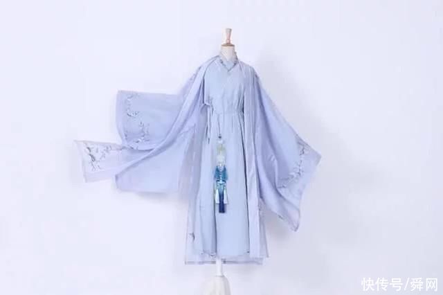 衣裳|“汉服小姐姐”在地铁走红，看到有人偷拍她做出了这一个动作