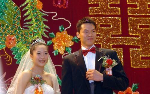 前妻|男篮朱芳雨身价千万,出轨后二婚娶富二代,如今前妻令人心疼