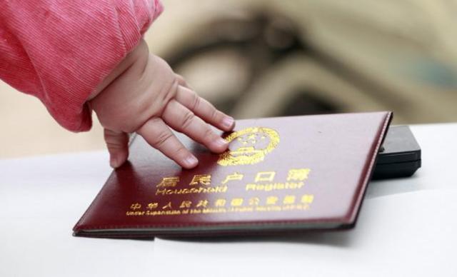 取名|宝爸随口给“五胞胎”取名,全家拍手称赞,上户口却逗笑工作人员