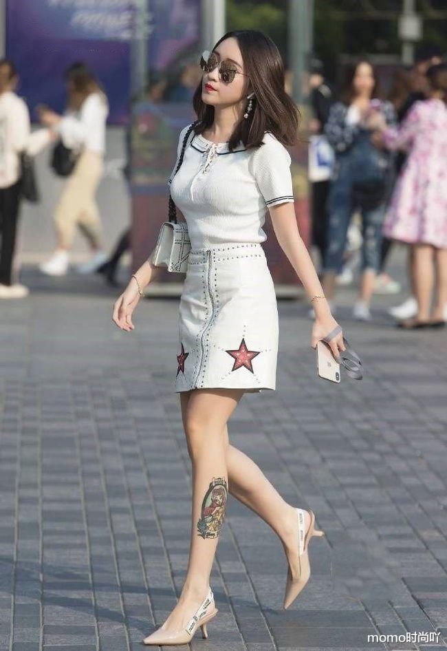 街拍美女：尖头的设计时髦有型，裸色高跟鞋更显修长美腿