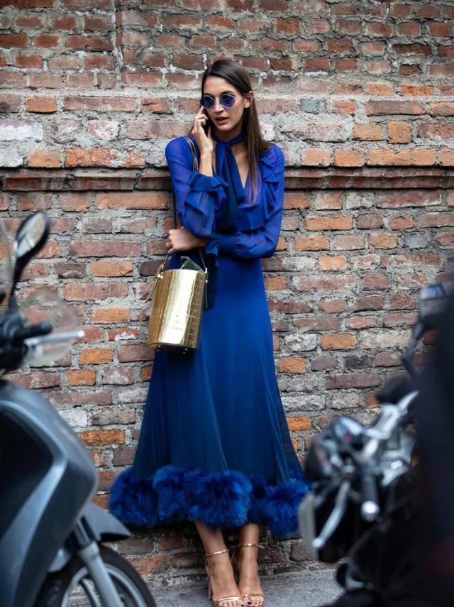 过了三十岁的女人，多穿亮肤色，皮肤衬得光彩照人