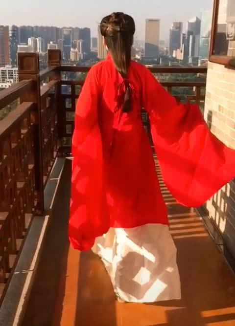 汉服|小姐姐红色汉服走红,背影潇洒却被鞋抢镜了,网友:谁给你的灵感