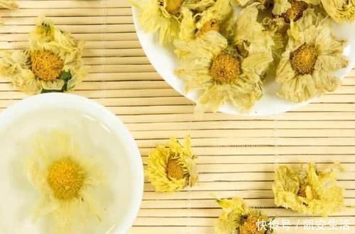 菊花茶|泡菊花茶喝，别忘加一宝，养肝明目，睡眠好了，还排毒燃脂