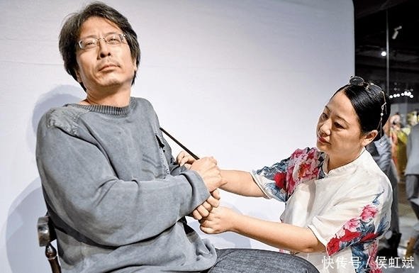 大变活人|22年“造假”,她一双手堪称假人整容机器,骗过了大家的眼睛!