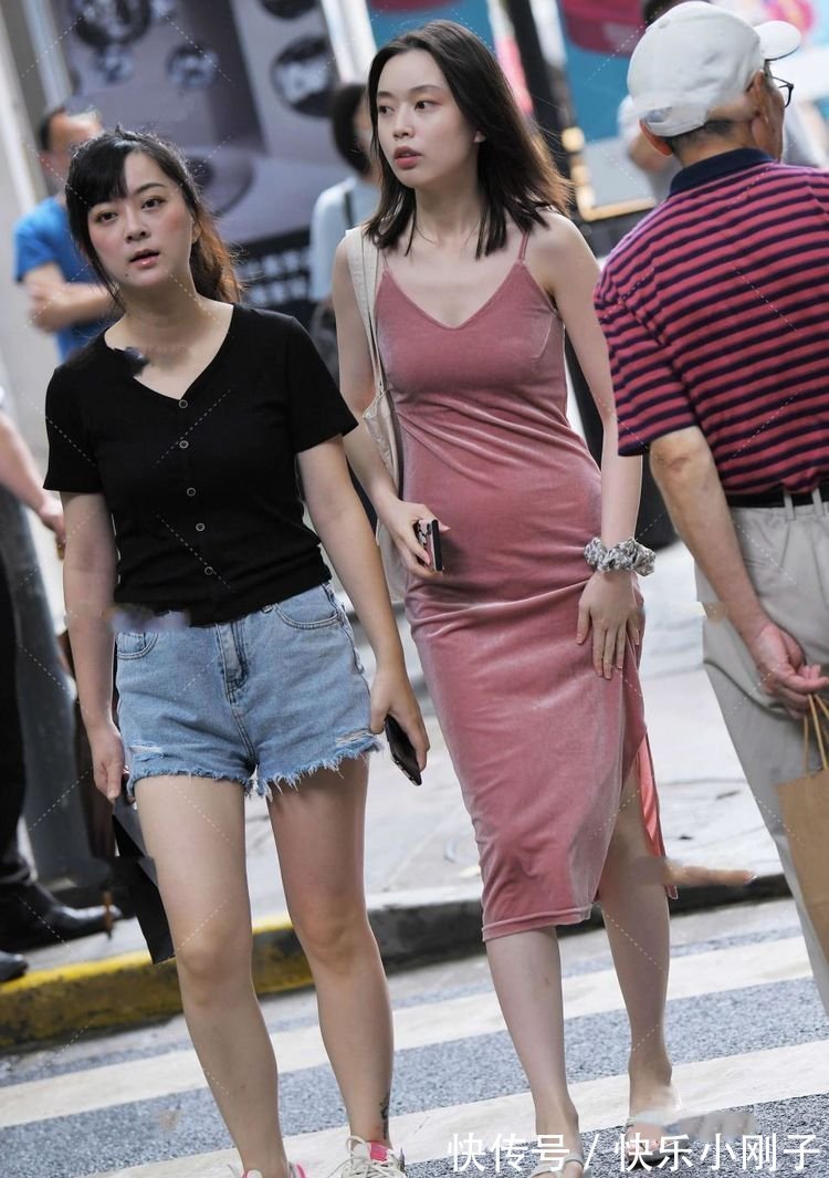 连衣裙 淡粉色的连衣裙很减龄,丝绒材质高级十足,蝴蝶结增添甜美的美感