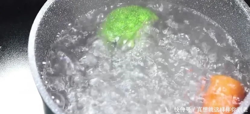 小米粥别直接煮,多加一食材,宝宝更爱吃,软糯好消化,辅食首选