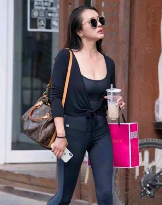 街拍:一起逛街的短发美女,分别穿白色的纱裙与蓝色牛仔裙,美动减龄